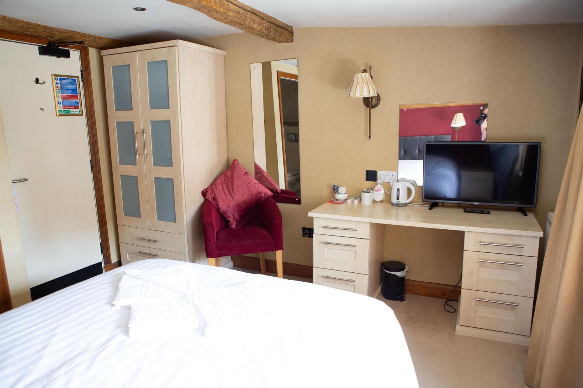 Coach House Hotell Bentham Exteriör bild